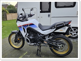 Erste Ausfrührung der selbst gebauten Haltegriffe. Optisch passen sie m.M. n. nicht gut zum Mopped. Erste Ausfrührung der selbst gebauten Haltegriffe. Optisch passen sie m.M. n. nicht gut zum Mopped.