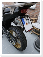 Besser als der Plastikrahmen, der schon eine Haltenase eingebüßt hatte. Besser als der Plastikrahmen, der schon eine Haltenase eingebüßt hatte.