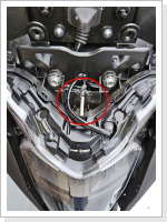 Der Sensor liegt frei über dem Scheinwerfer. Das LED-Licht sollte nicht zu warm werden, sodaß die Anzeige stimmen sollte. Der Sensor liegt frei über dem Scheinwerfer. Das LED-Licht sollte nicht zu warm werden, sodaß die Anzeige stimmen sollte.