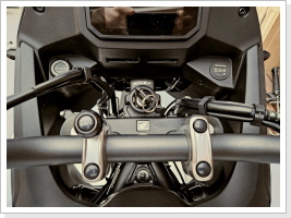 Die passenden Schraubenkappen an den Lenkerklemmen müssen sein. Die passenden Schraubenkappen an den Lenkerklemmen müssen sein.