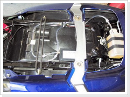 ...hinten unter der Sitzbank.