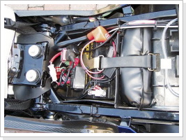 Nach vorne weg gehen die Kabel zur Batterie und unter dem Tank zum Lenker.