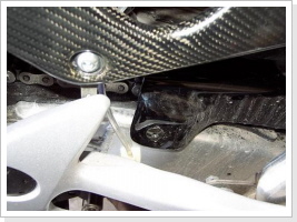 Die Ölleitung geht durch das Werkzeugfach nach aussen.