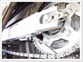 ...und dort entlang nach hinten zum Kettenrad.