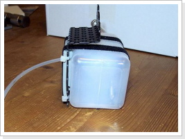 Erste Befestigung des 250ml Tanks auf einem Winkelblech...