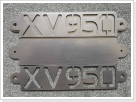 Die gelaserten VA-Logos (nur der Schriftzug) werden denn am lackierten Tank verschraubt. Die gelaserten VA-Logos (nur der Schriftzug) werden denn am lackierten Tank verschraubt.