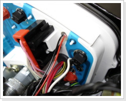 Die beiden Kabel der LED treten hinten aus dem Cockpit wieder aus Die beiden Kabel der LED treten hinten aus dem Cockpit wieder aus