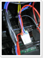 Das schwarze Kabel kommt in die Mitte des Steckers, das rote mit an Zündungsplus (gelb) Das schwarze Kabel kommt in die Mitte des Steckers, das rote mit an Zündungsplus (gelb)