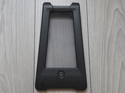 Ein Alugitter eingeklebt soll den K&uuml;hler sch&uuml;tzen.