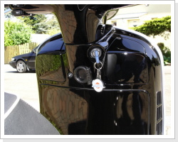 Lackierte, geglättete Serviceklappen. Lackierte, geglättete Serviceklappen.