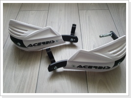 Die Acerbis X-Factor Handschützer passen nicht problemlos und nicht spannungsfrei.Also kommen die originalen Hondateile ran. Inzwischen passen die Acerbis aber auch. Die Acerbis X-Factor Handschützer passen nicht problemlos und nicht spannungsfrei.Also kommen die originalen Hondateile ran. Inzwischen passen die Acerbis aber auch.