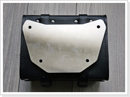 Mit selbstgefräster Halteplatte passt die Tasche genau auf die Gepäckbrücke. Mit selbstgefräster Halteplatte passt die Tasche genau auf die Gepäckbrücke.