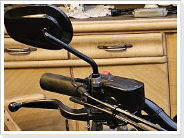 Original HD Spiegel aus den Kleinanzeigen mittels selbstgedrehten Adaptern an der Bolt. Original HD Spiegel aus den Kleinanzeigen mittels selbstgedrehten Adaptern an der Bolt.