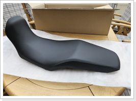 Die tiefe OEM Sitzbank bringt mehr Komfort... Dachte ich - stimmt aber nicht wirklich.
