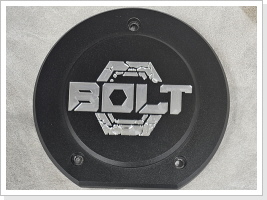Der rechte Deckel mit eingefrästem Boltlogo. Der rechte Deckel mit eingefrästem Boltlogo.