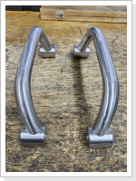 Aus Ø20mm VA-Rohr gebogene Haltegriffe an Ø30mm Aufnahmen. Verbaut sind die Griffe nicht, da sie nicht wirklich zur Linie passen.
