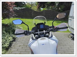 Das einzige was gegen Verwirbelungen und Wackeln am Helm hilft: Die original Scheibe um 5cm zu kürzen!