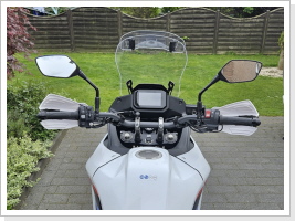 Der Spoiler ist verbohrt, nicht aufgesetzt. Ob's was hilft...