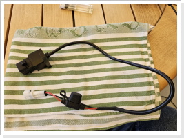 Eine USB Ladebuchse von Louis im selbstgefrästen Halter, verkabelt für den freien Stecker im Scheinwerfer. Eine USB Ladebuchse von Louis im selbstgefrästen Halter, verkabelt für den freien Stecker im Scheinwerfer.