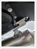 Angepasste Schrauben und es passt.